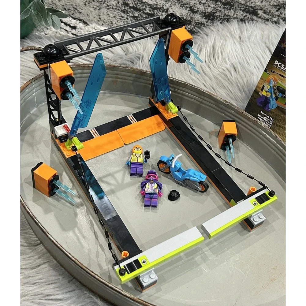 Lego City Stuntz Set 60340 The Blade Stunt Challenge w/Shirley‎ Keeper Complete